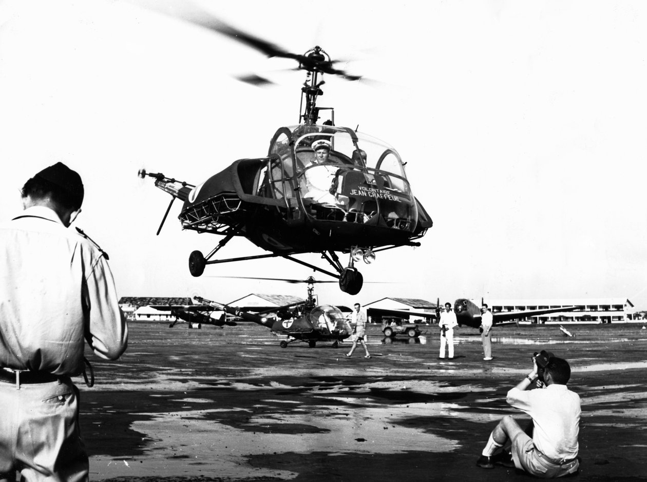 Lądowanie helikoptera w bazie lotniczej Tan Son Nhut, Sajgon, Wietnam, 1953 autorstwa Unbekannt