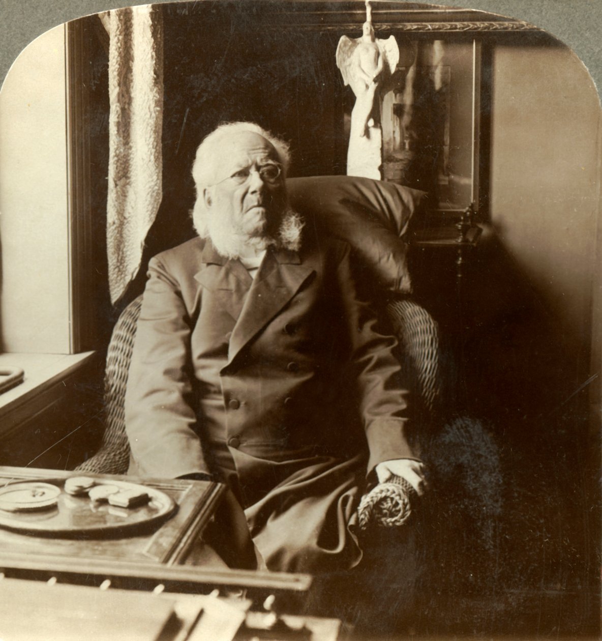 Henrik Ibsen, poeta, któremu cały świat oddaje hołd, w domu Christiania, Norwegia, ok. 1905. autorstwa Unbekannt