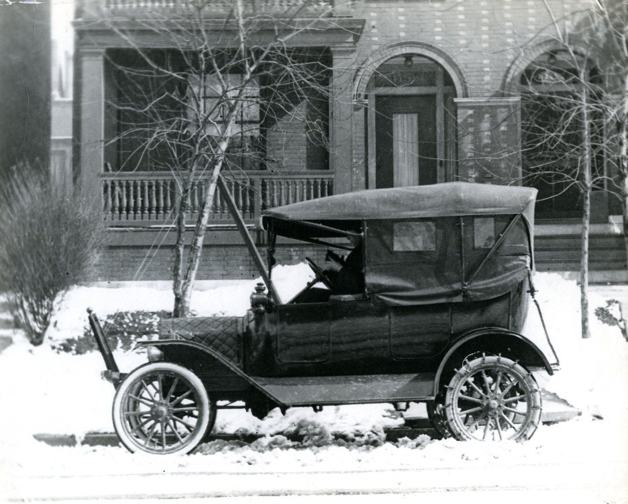 Hermann von Schrenk w fordzie z 1916 roku przed swoim domem przy 4139 McPherson, St. Louis, Mo autorstwa Unbekannt
