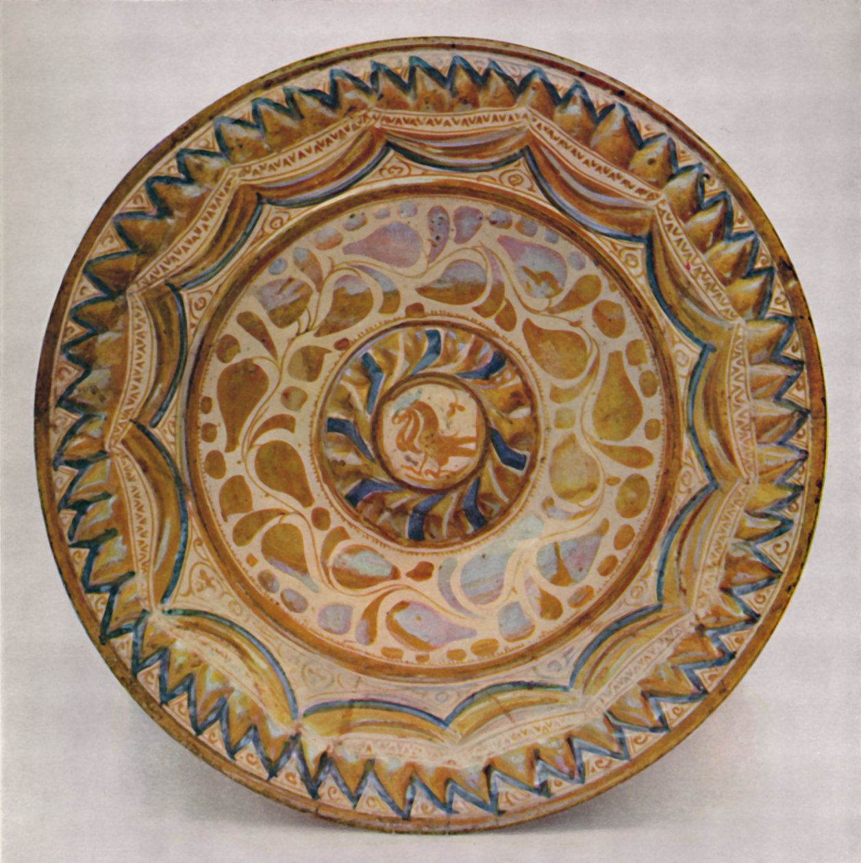 Hispano-Moresque Lustre Dish z niebieską obwódką w kształcie rybiej łuski. XV wiek, 1928 autorstwa Unbekannt