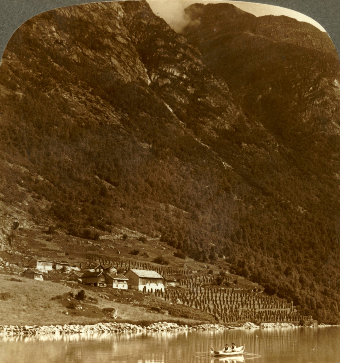 Farma Hogrending, położona u podnóża gór, na wsch. brzegu jeziora Loen, Norwegia, ok. 1905 r. autorstwa Unbekannt
