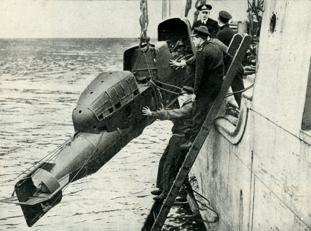 Podnoszenie załogowej torpedy Rydwan na pokładzie statku, II wojna światowa, 1945 r. autorstwa Unbekannt