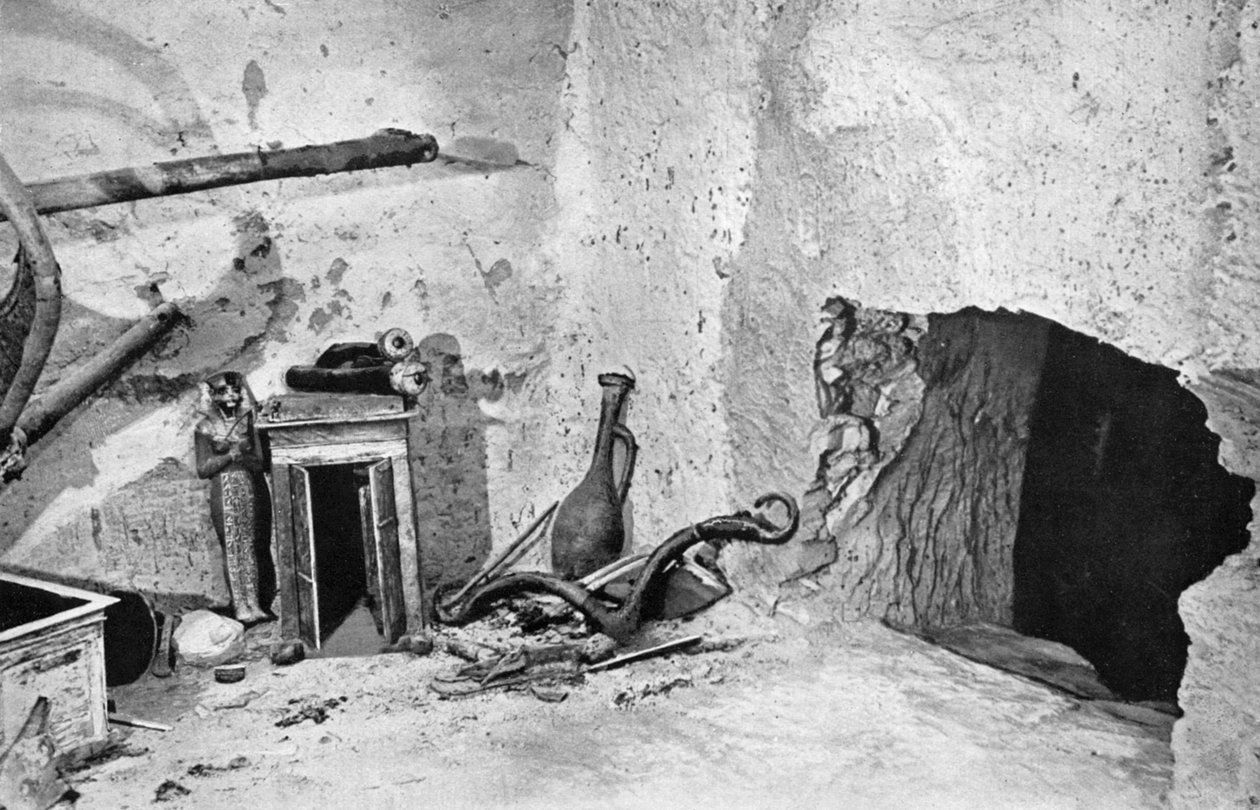 Dziura zrobiona przez rabusiów w celu uzyskania wstępu do grobowca Tutanchamona, Egipt, 1933-1934 autorstwa Unbekannt