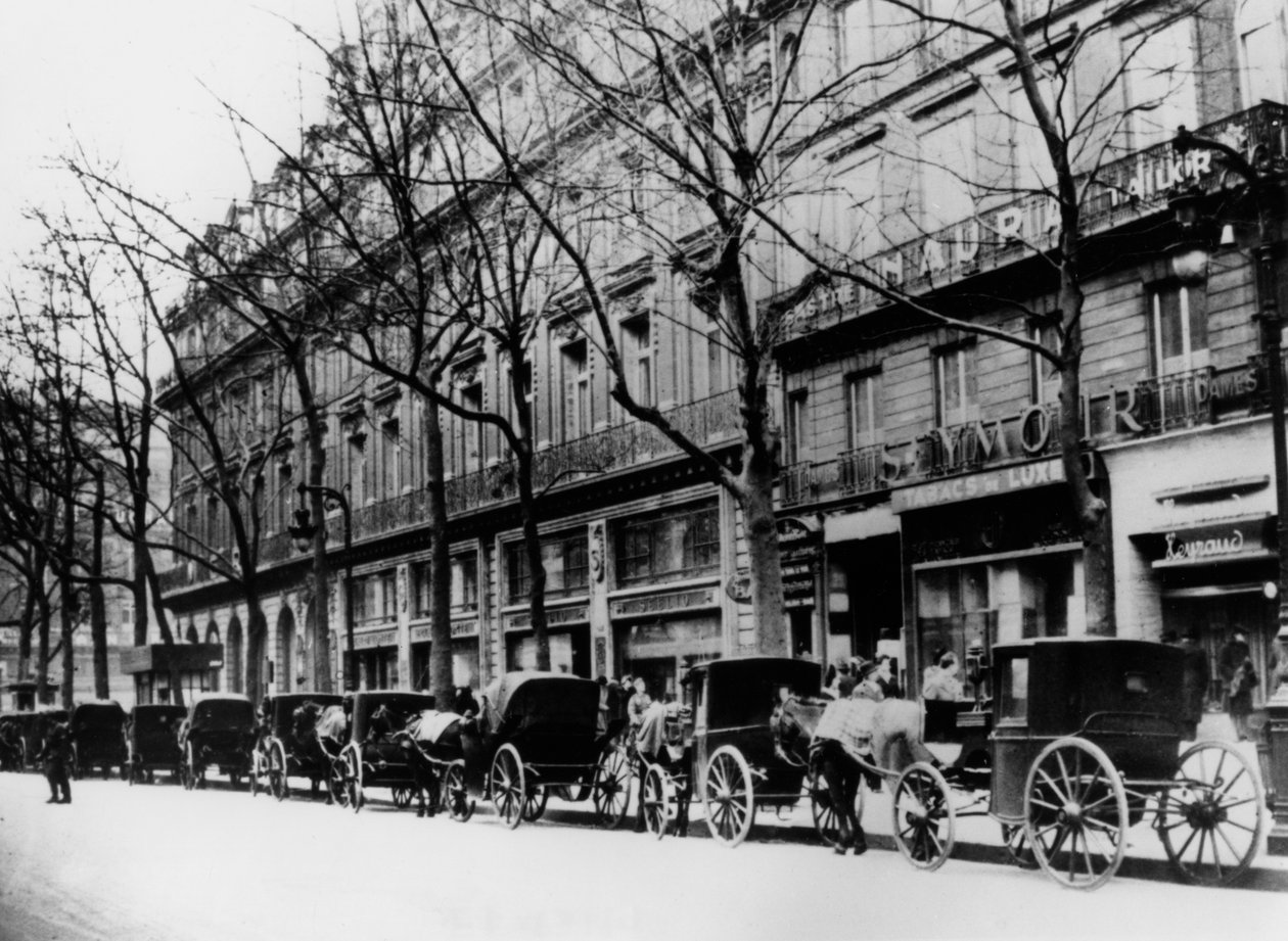 Dorożki na ulicy podczas okupacji niemieckiej, Paryż, 1944 autorstwa Unbekannt
