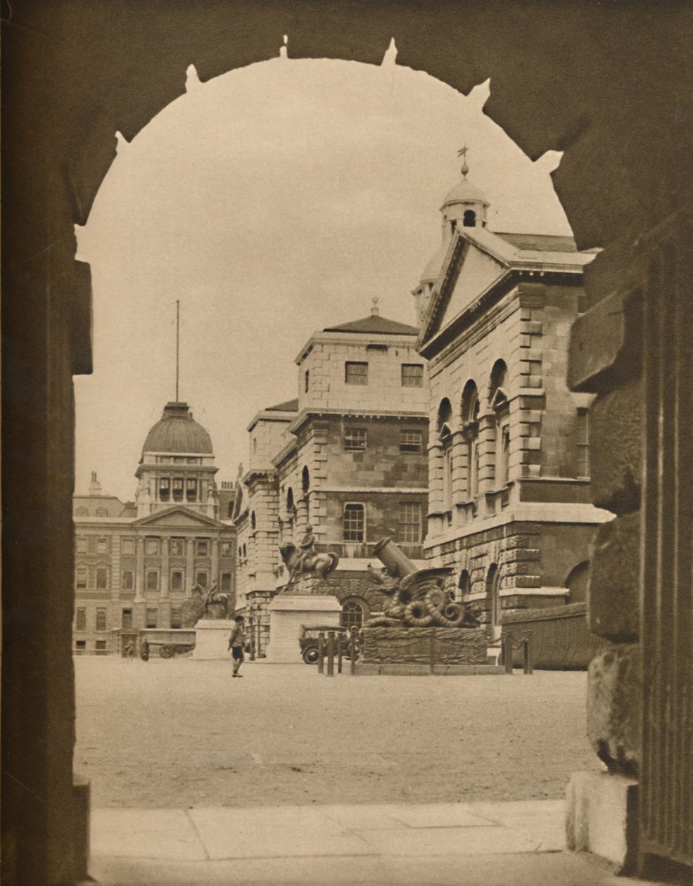 Parada Gwardii Konnej wkomponowana w bramę przejścia skarbca, c1935. autorstwa Unbekannt