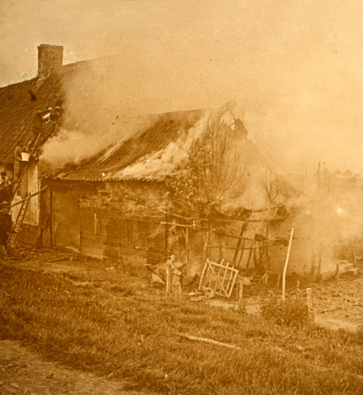 Dom trafiony pociskiem, c1914-c1918 autorstwa Unbekannt