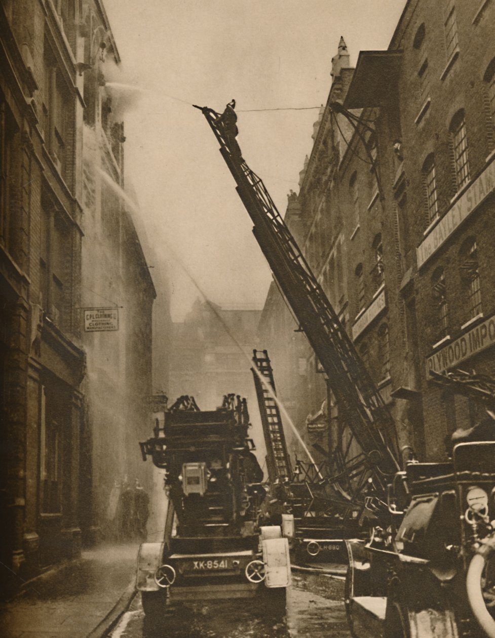 Jak londyńska straż pożarna staje w szranki ze swoim wrogiem, c1935. autorstwa Unbekannt