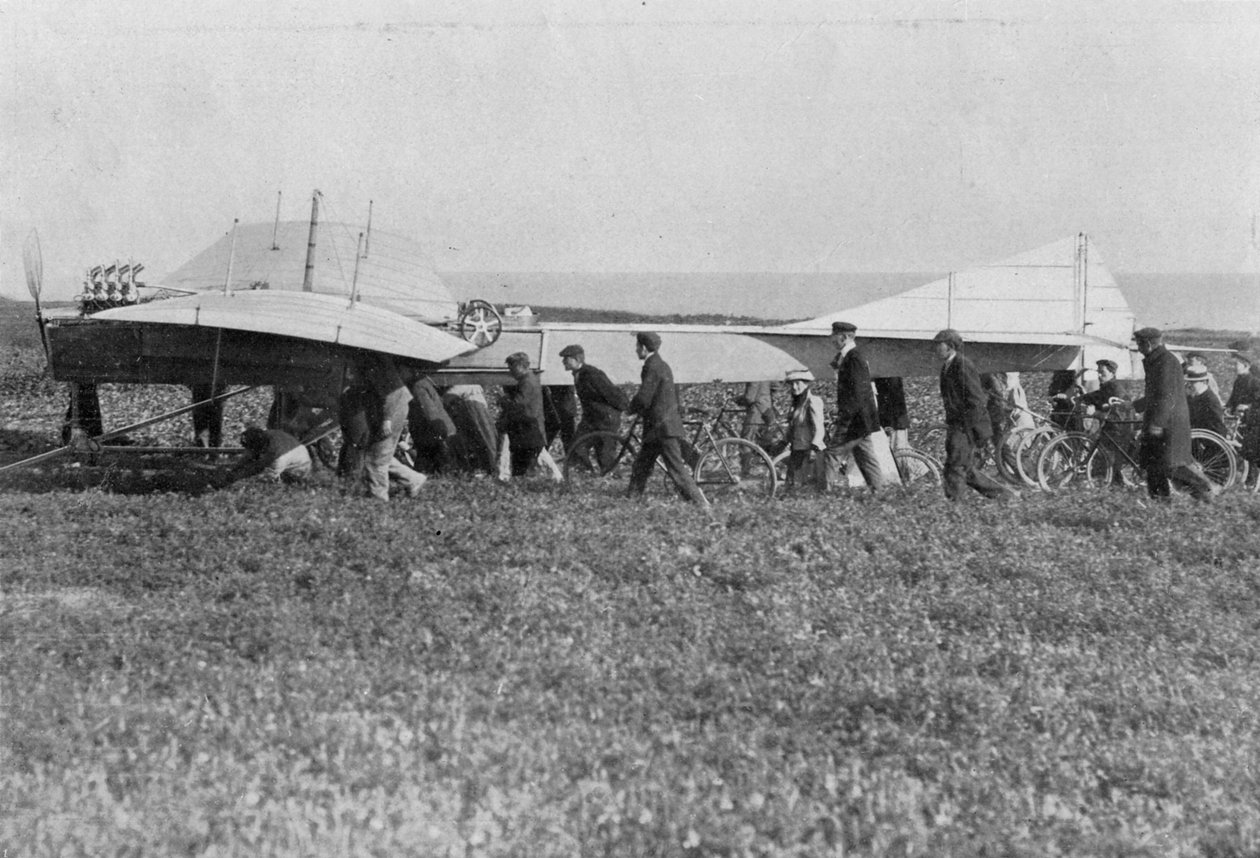 Hubert Latham przygotowuje się do startu za Louisem Bleriot, niedaleko Calais we Francji, 25 lipca 1909 r. autorstwa Unbekannt