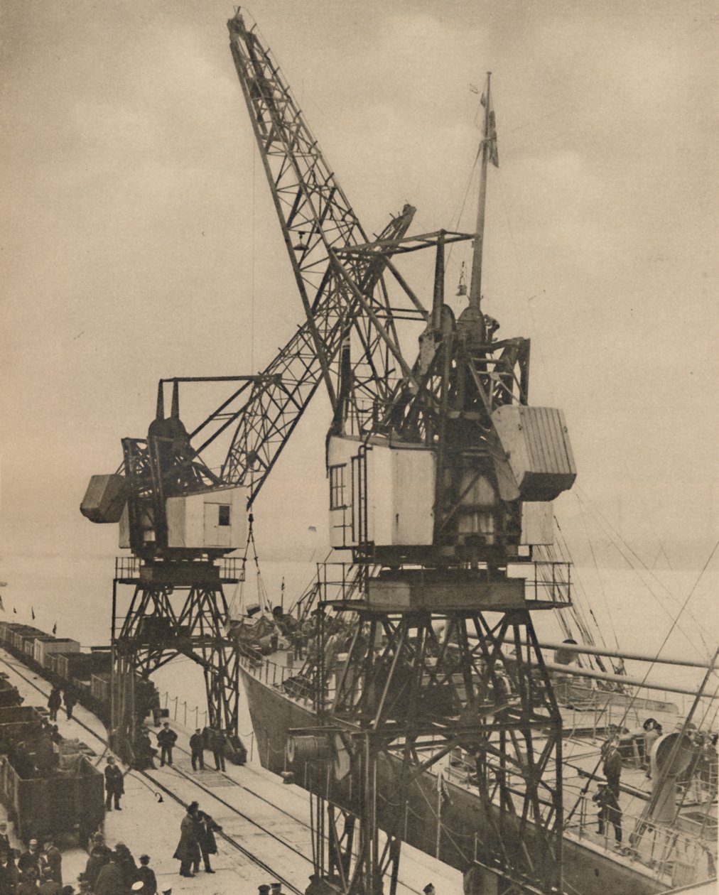 Ogromne żurawie samojezdne w Tilbury Wyrzucają ładunek z ładowni statku, ok. 1935 r. autorstwa Unbekannt