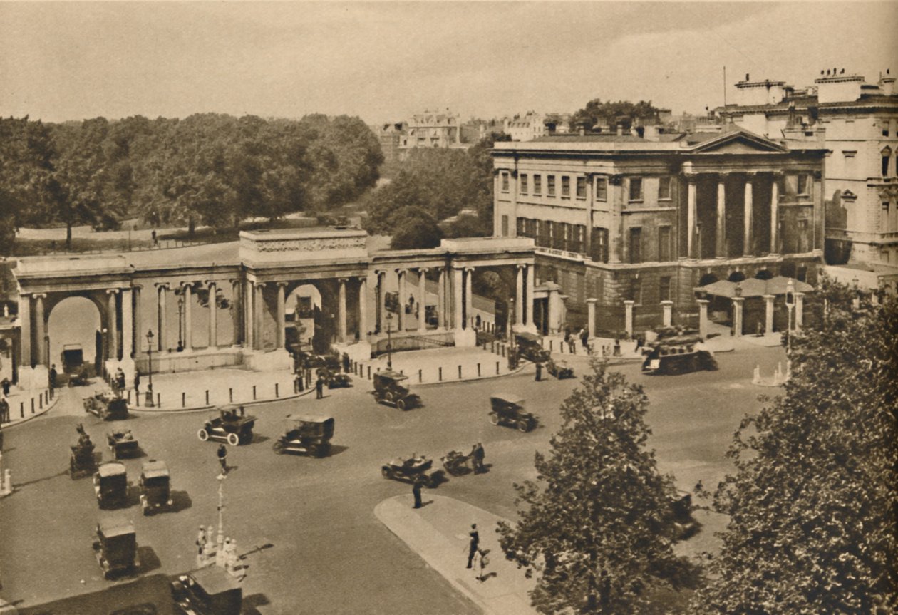 Narożnik Hyde Parku z potrójnym przejściem prowadzącym do parku królewskiego z domem Apsley, c1935. autorstwa Unbekannt