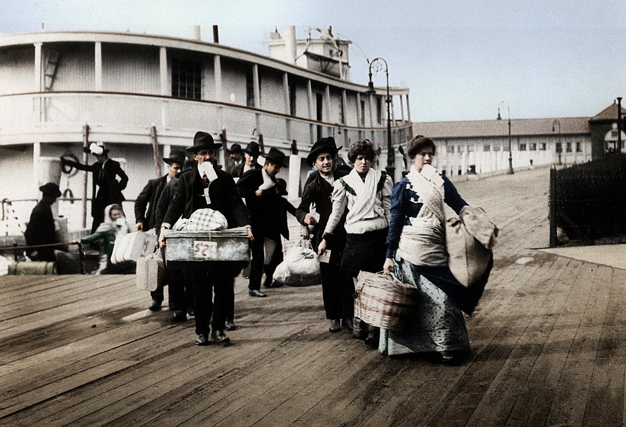 Imigranci do USA lądują na Ellis Island, Nowy Jork, ok. 1900 r. autorstwa Unbekannt