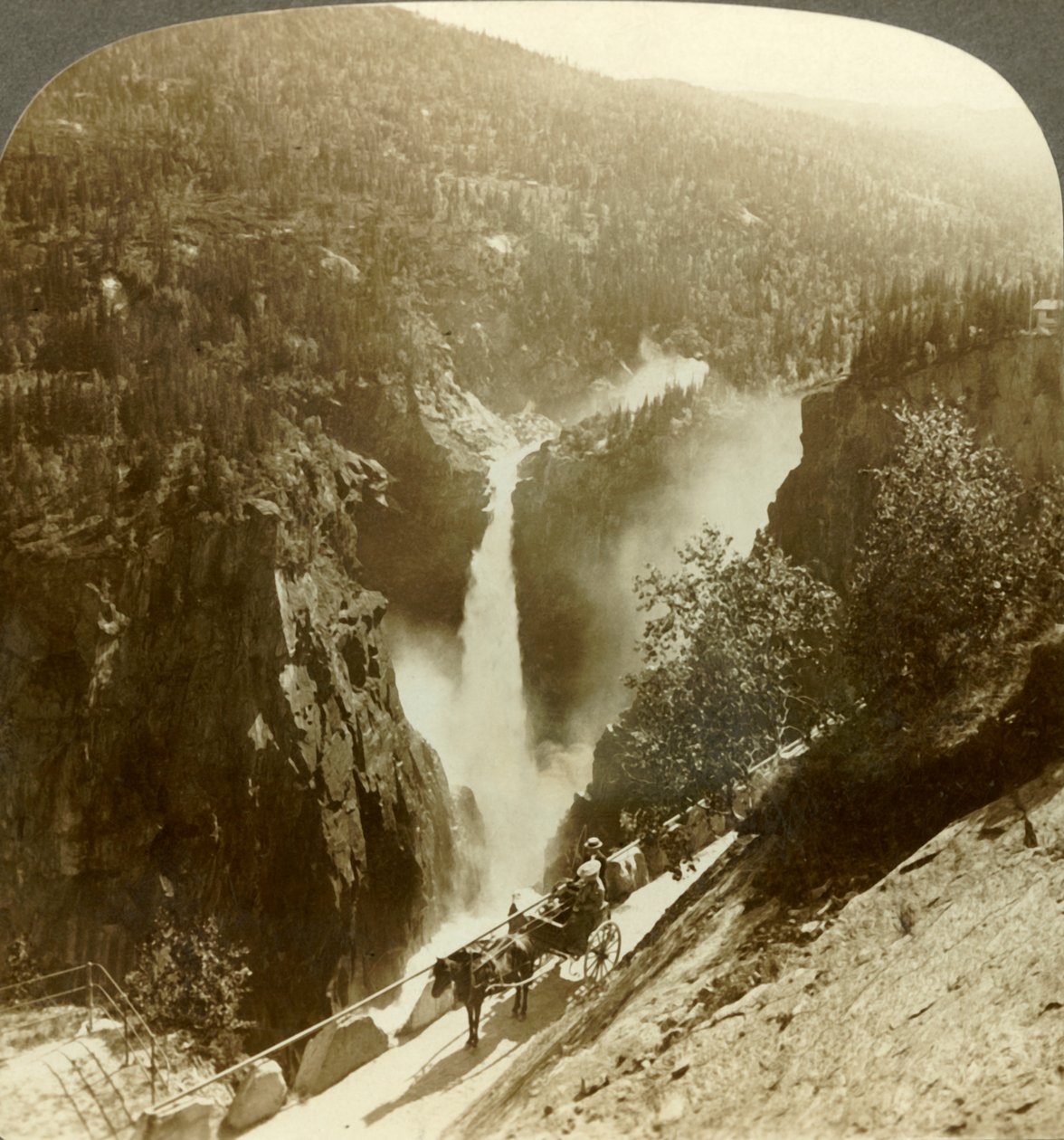 Imponujące piękno pokrytego sprayem Rjukanfos, pieniąca się jesień, Norwegia, ok. 1905. autorstwa Unbekannt