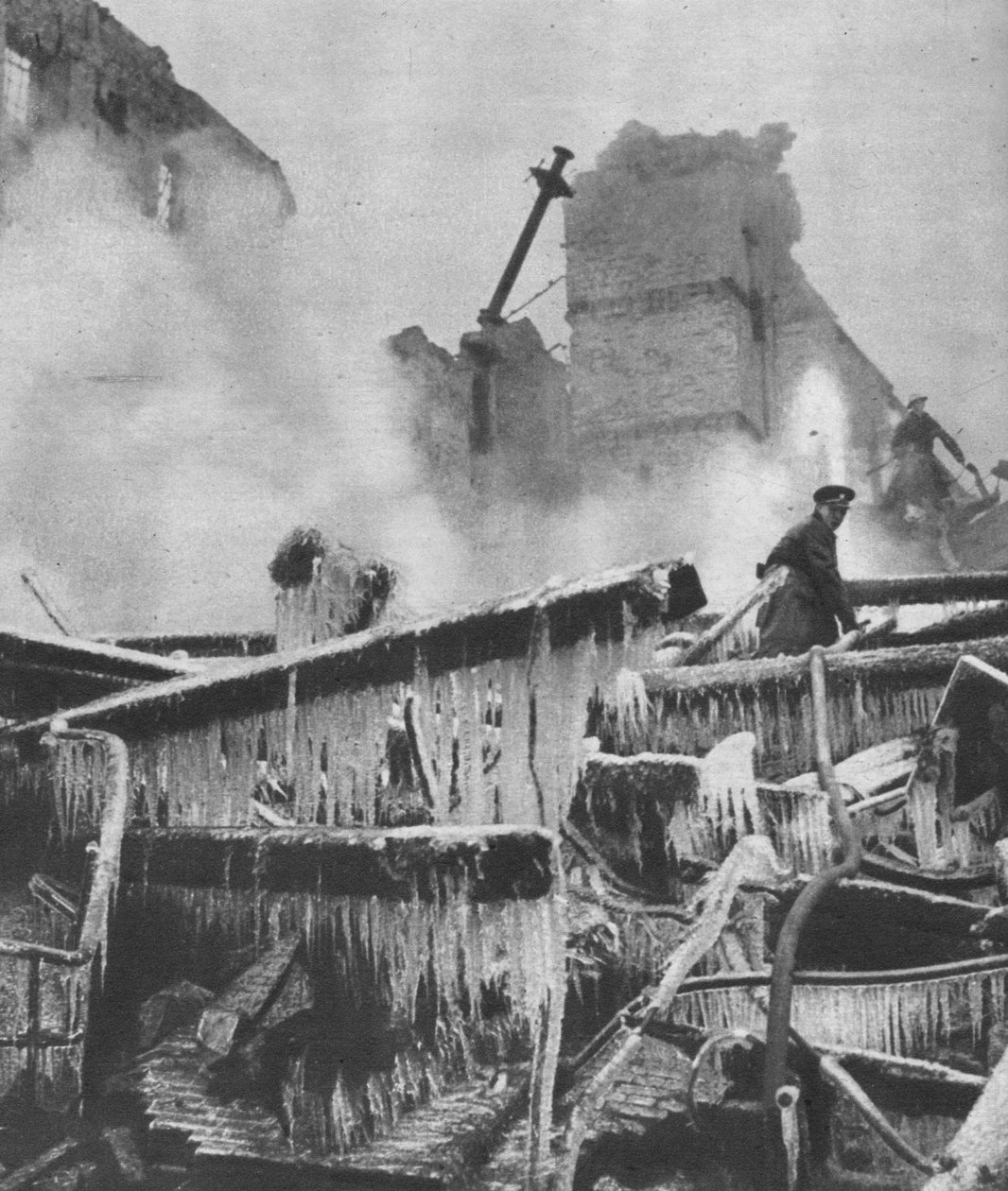 Podczas mroźnej zimy arktyczna pogoda dodała nowe próby do zadania obrony cywilnej, 1941 1942 autorstwa Unbekannt