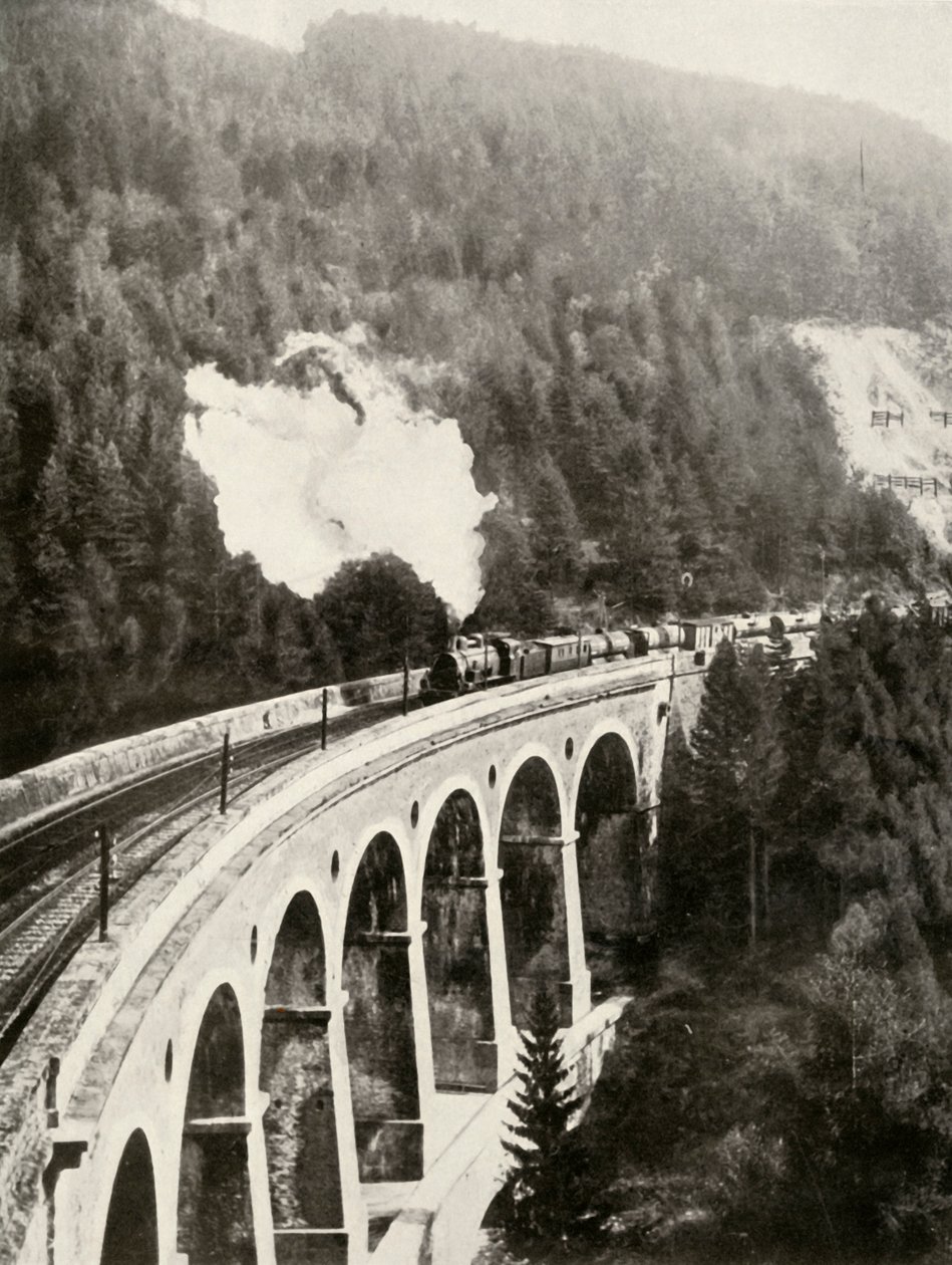 W dolinie Semmering w Austrii. Dobry pociąg przejeżdżający łukiem wiaduktu Gamperl, 1935-36. autorstwa Unbekannt