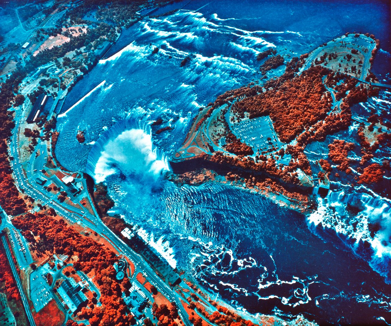 Zdjęcie wodospadu Niagara wykonane w podczerwieni z samolotu NASA Earth Survey 2 autorstwa Unbekannt