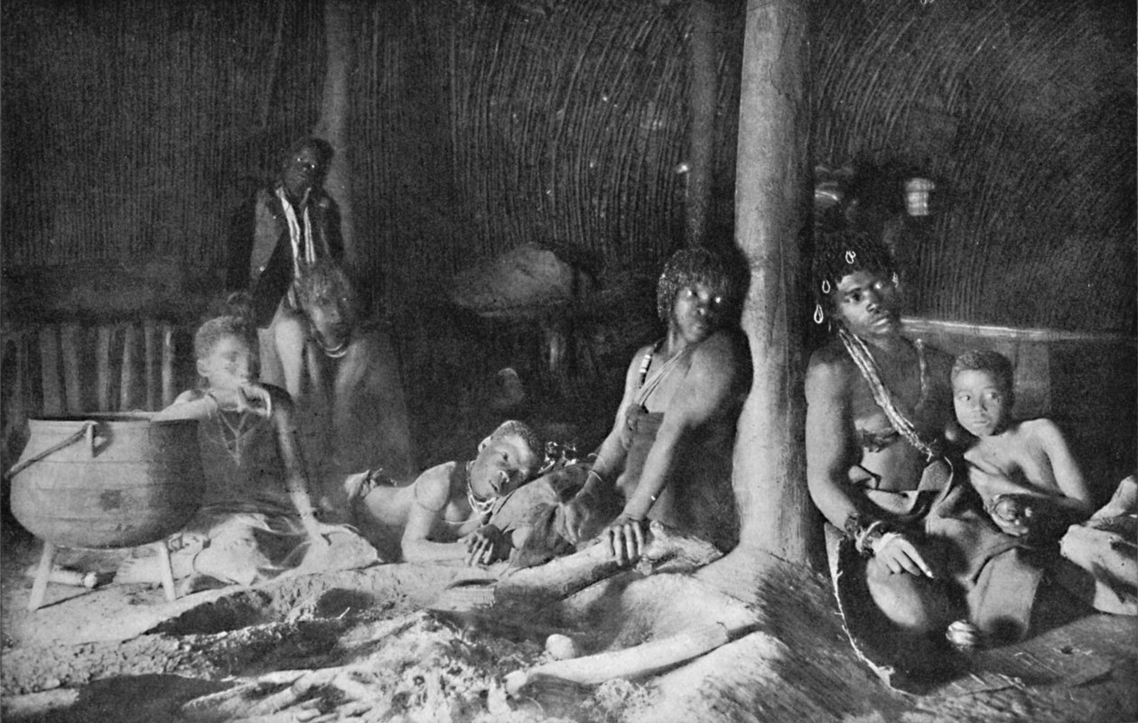 Wnętrze chaty Zulusów, 1912 autorstwa Unbekannt