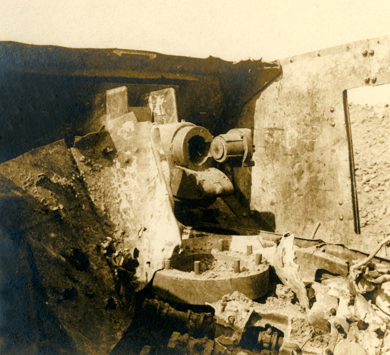 Wnętrze rozdartego zbiornika, c1914-c1918 autorstwa Unbekannt