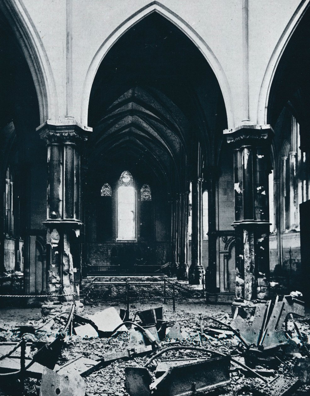 Wnętrze kościoła świątynnego po pożarze, 1941 autorstwa Unbekannt
