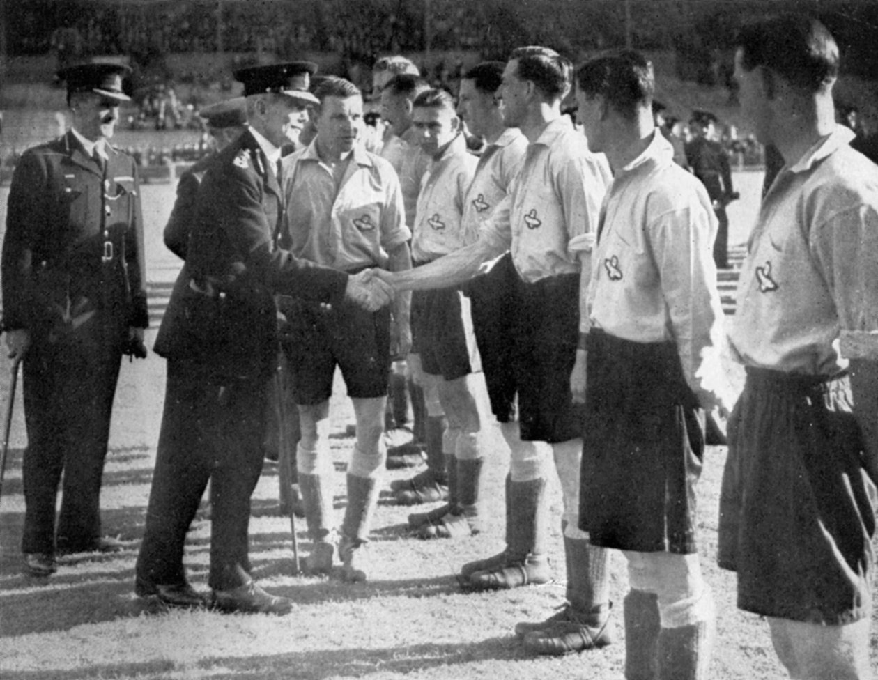 Przedstawienia przed meczem piłki nożnej RAF vs Metropolitan Police, Wembley, Londyn, 1942 r autorstwa Unbekannt