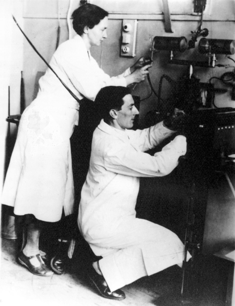 Irene Joliot-Curie i Frederic Joliot, francuscy fizycy, ok. 1935 autorstwa Unbekannt