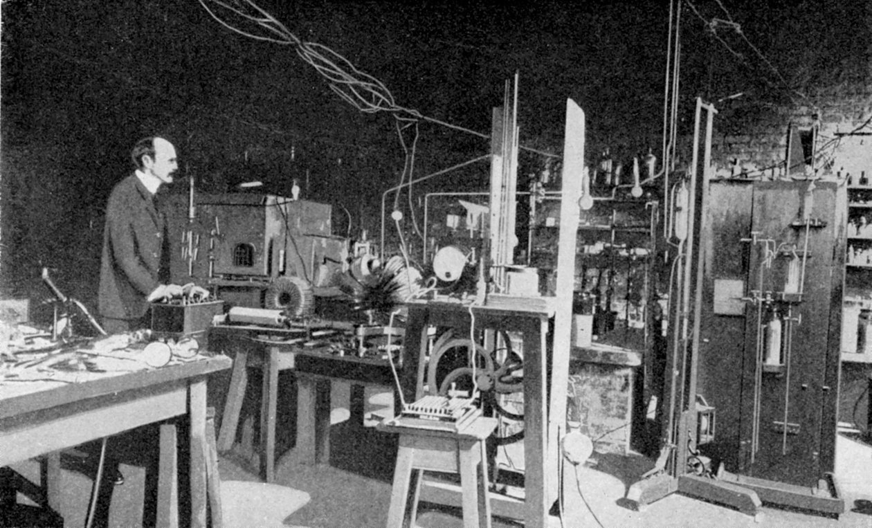 JJ Thomson, brytyjski fizyk, w pracy w Cavendish Laboratory w Cambridge autorstwa Unbekannt