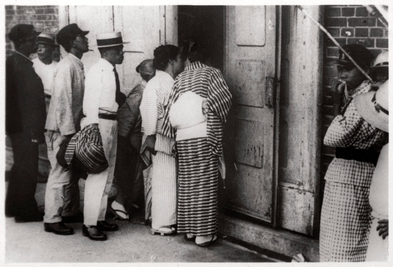 Japoński tłum patrzący do hangaru Zeppelin, Kasumigaura, Japonia, 1929 1933 autorstwa Unbekannt