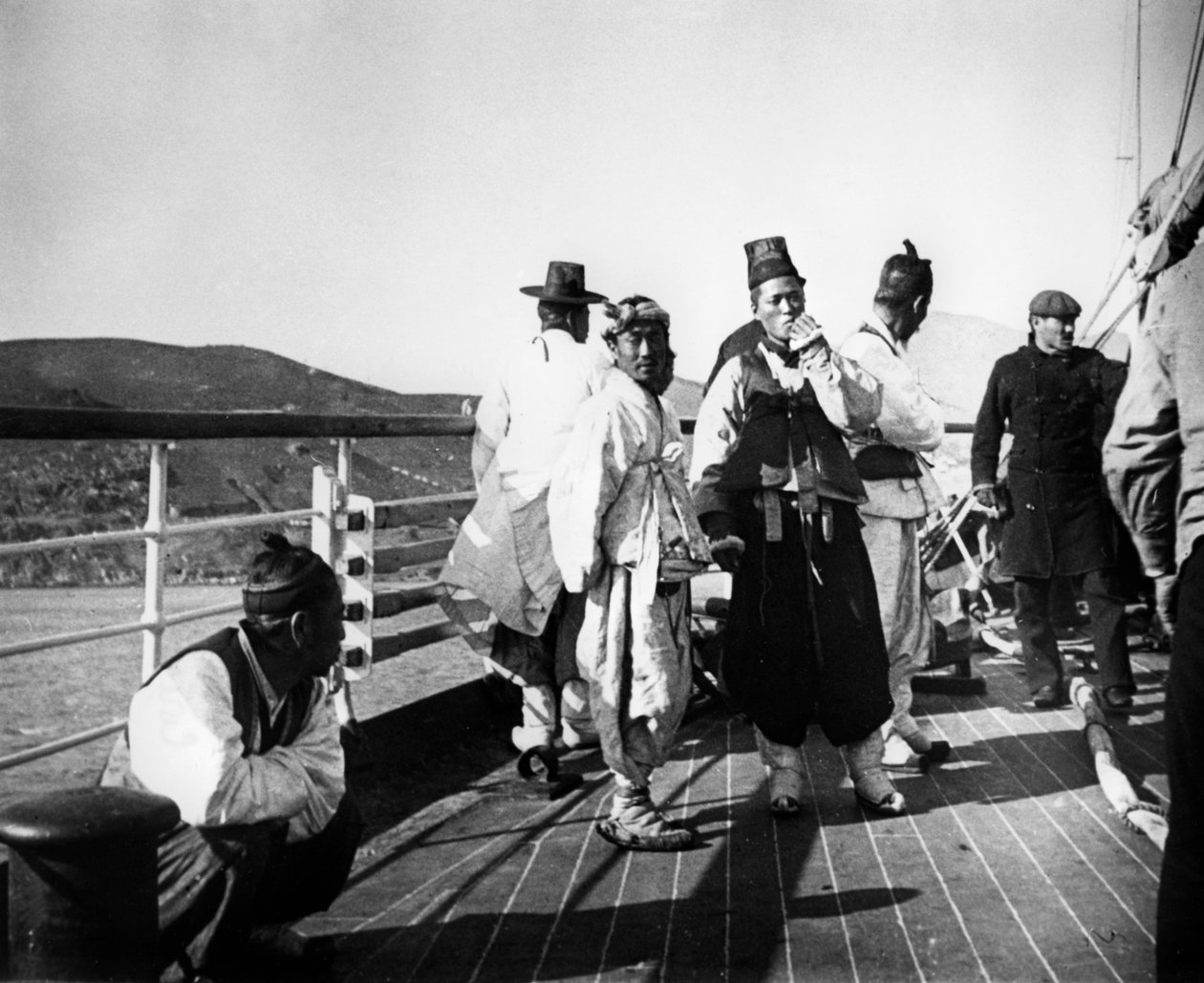 Japońscy urzędnicy na statku, Korea, 1900 autorstwa Unbekannt