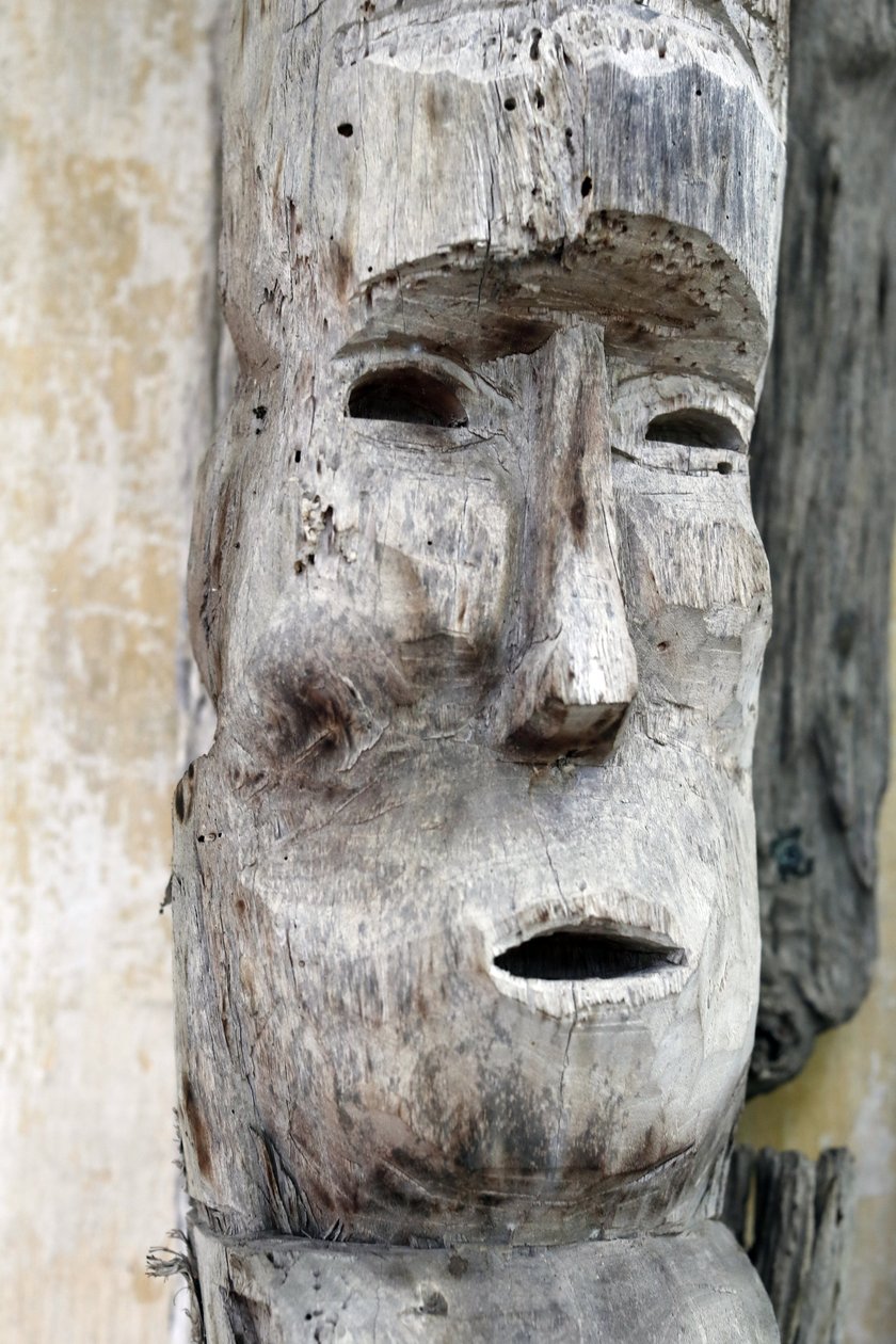 Grupa etniczna Jarai (Gia Rai). Duch strażnika grobowca Jarai. Drewniana statua. Con Tum. Wietnam autorstwa Unbekannt