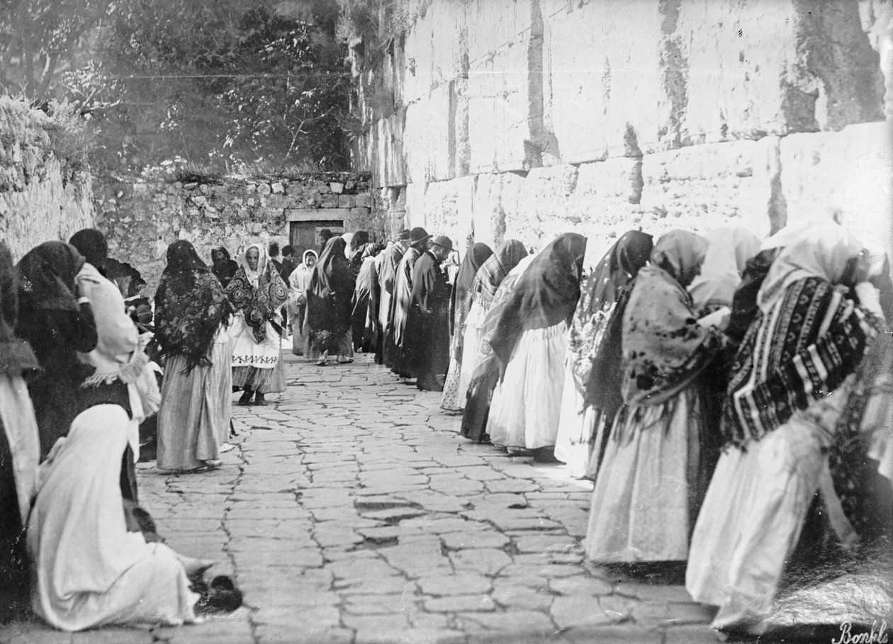 Jerozolima, przy Ścianie Płaczu w piątek, ok. 1909-1910 (zdjęcie czarno-białe) autorstwa Unbekannt