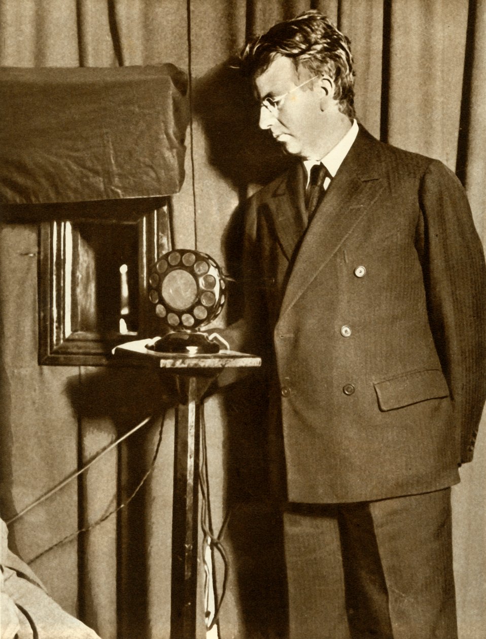 John Logie Baird ogląda pierwszą sztukę w telewizji, 14 lipca 1930, 1935. autorstwa Unbekannt