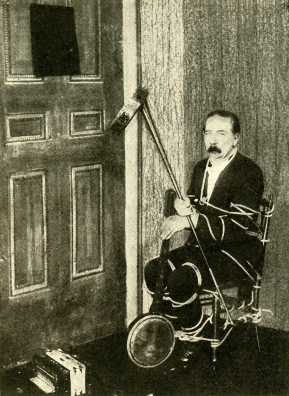 John Nevil Maskelyne wykonuje iluzję szafy duchowej, c1910. autorstwa Unbekannt