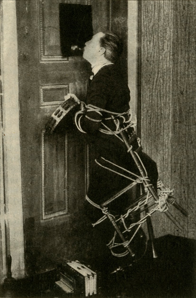 John Nevil Maskelyne wykonuje iluzję szafy duchowej, c1910. autorstwa Unbekannt