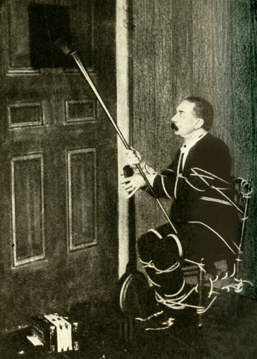 John Nevil Maskelyne wykonuje iluzję szafy duchowej, c1910. autorstwa Unbekannt