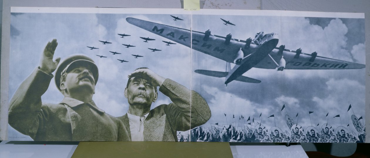 Józef Stalin (1879-1953) i Maksym Gorki (1868-1936) obserwujący samolot noszący imię pisarza, ilustracja z „L.U.R.R.S. en construction”, styczeń 1935 (kolorowe zdjęcie) autorstwa Unbekannt