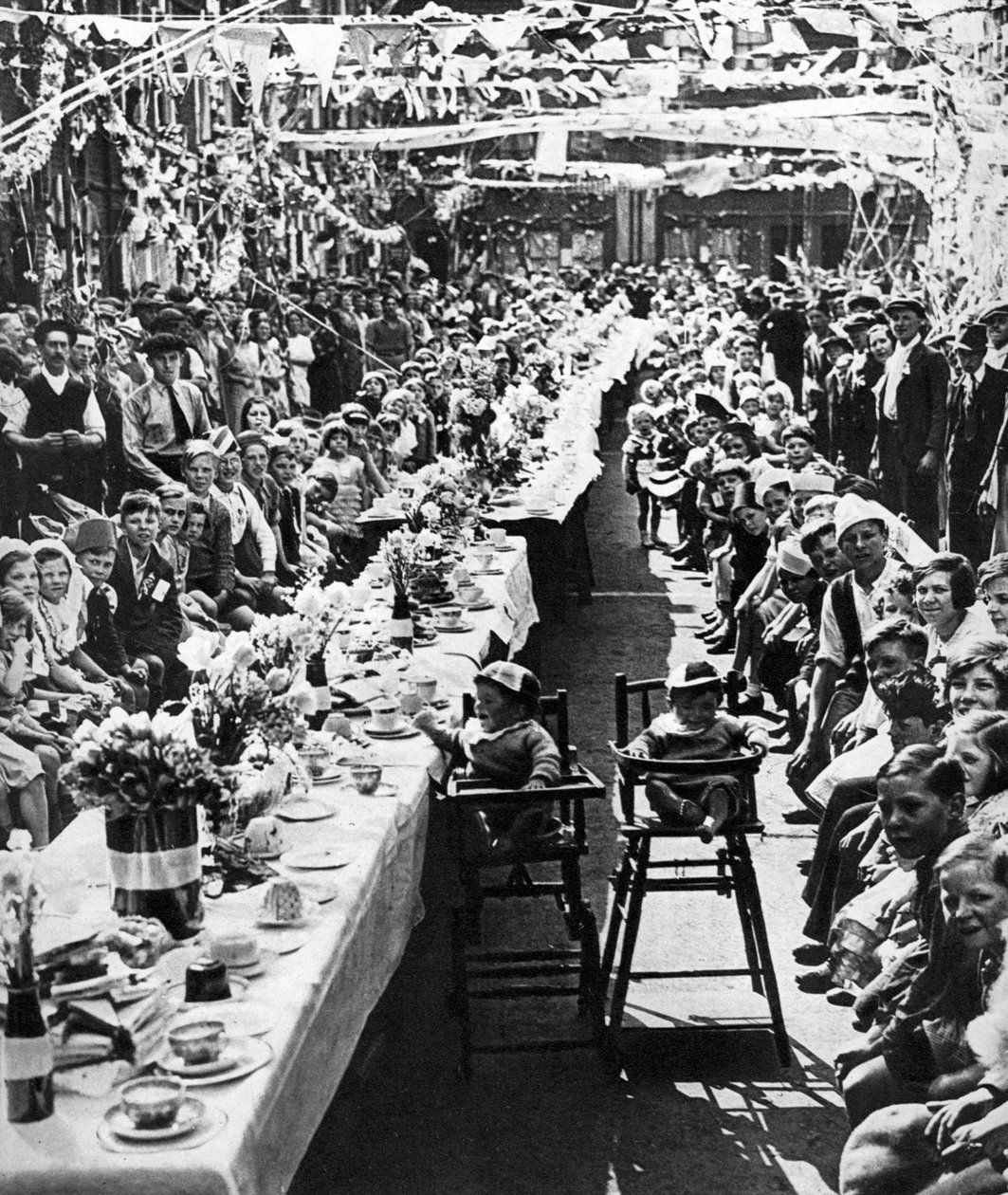 Jubileuszowa herbatka dla dzieci na Orville Road, Battersea, Londyn, 1935 autorstwa Unbekannt