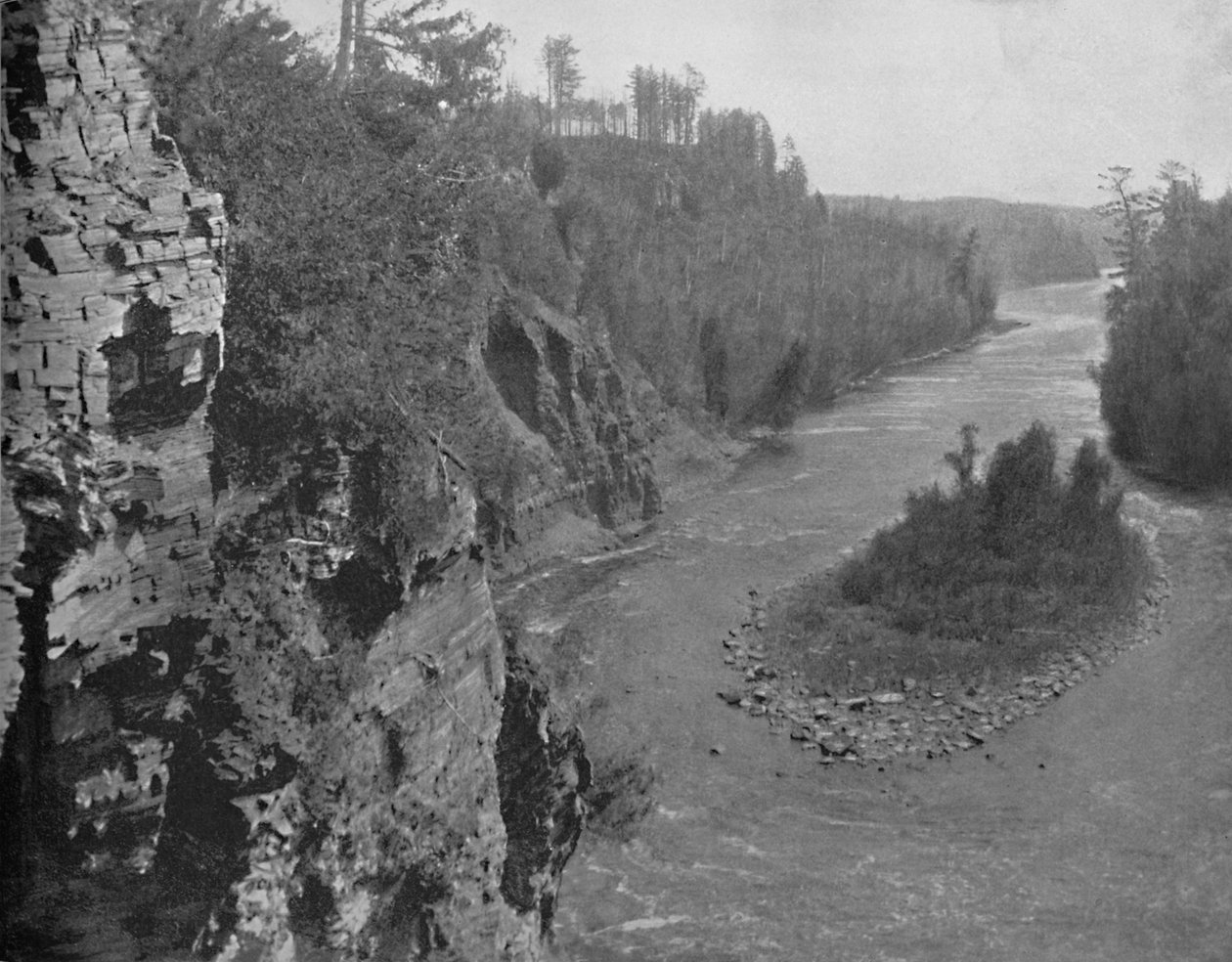 Rzeka Kaministiquia poniżej wodospadu Kakabeka, ok. 1897 r. autorstwa Unbekannt