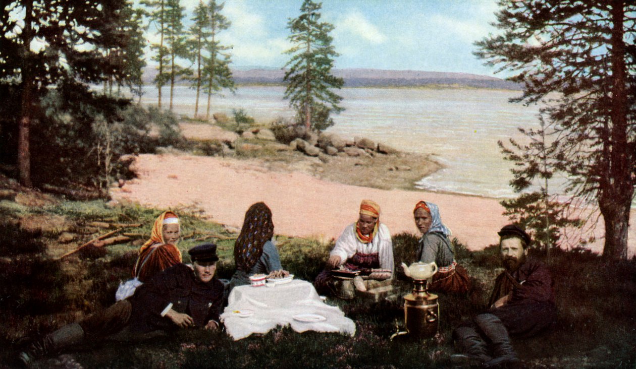 Karelianie piją herbatę nad rzeką, niedaleko Archangielska, Rosja, ok. 1930 autorstwa Unbekannt