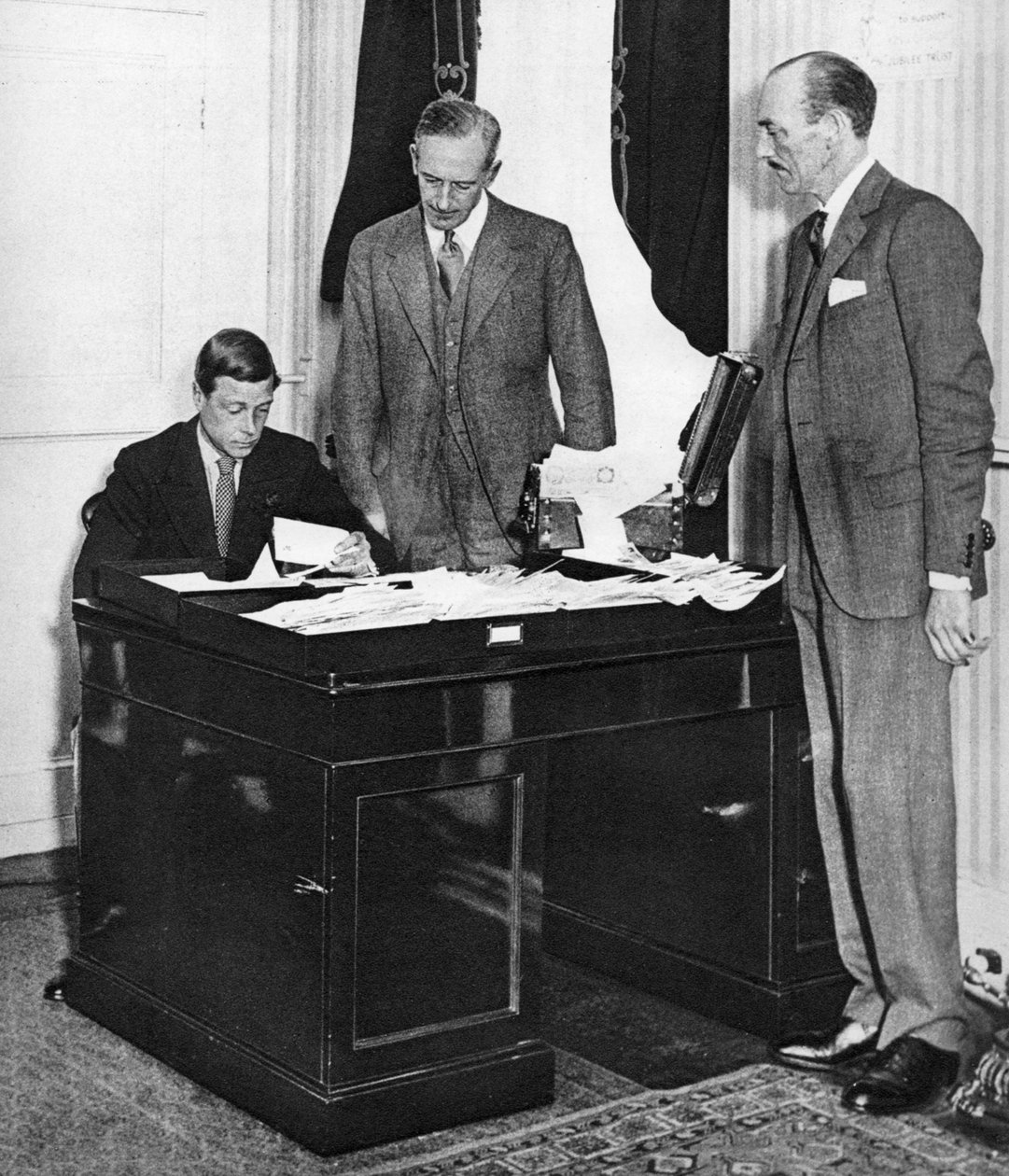 Król Edward VIII w pracy ze swoim personelem w St James