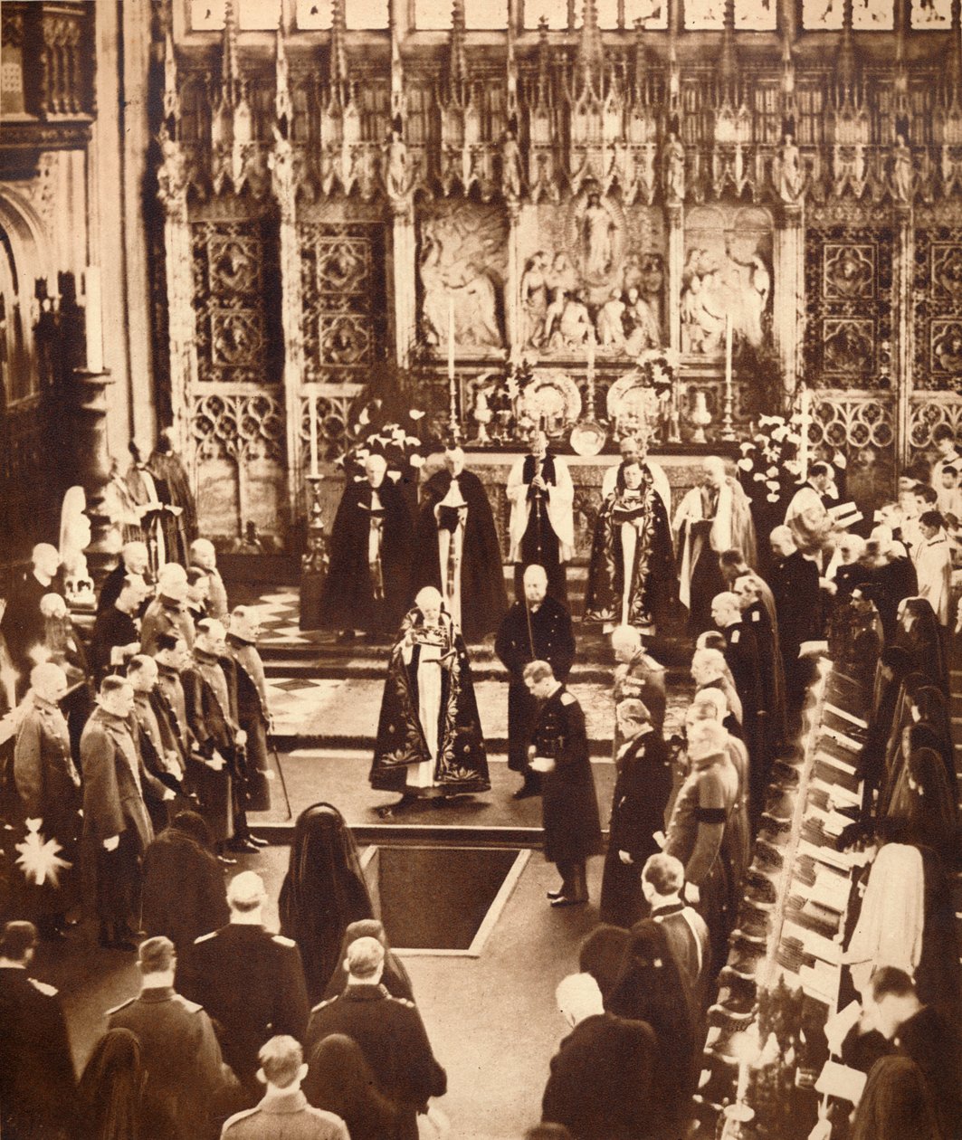 Król Edward VIII posypuje ziemią trumnę swojego ojca, 1936. autorstwa Unbekannt