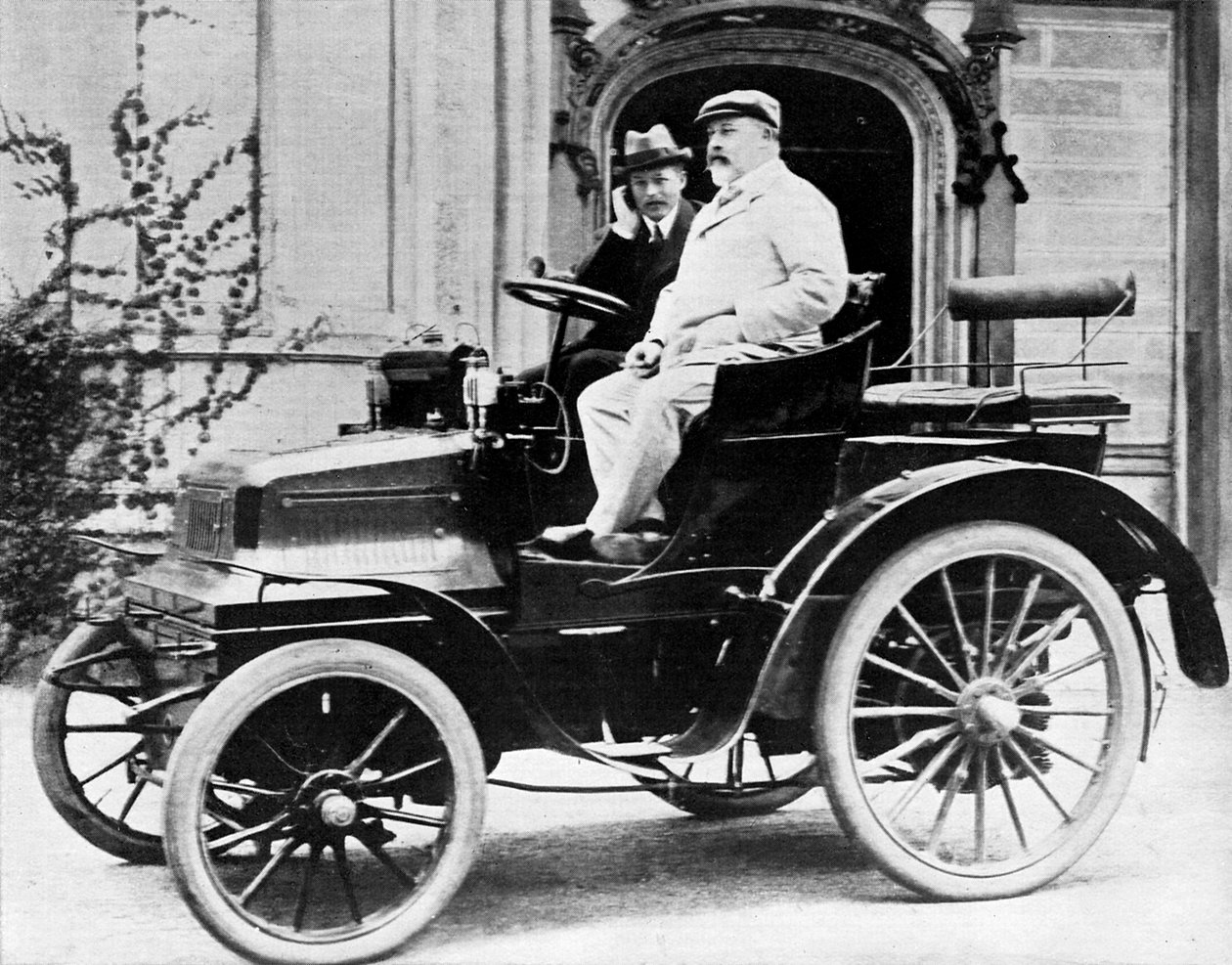Król Edward VII w Lord Montagus 1899 Daimler 12hp, 1900 autorstwa Unbekannt