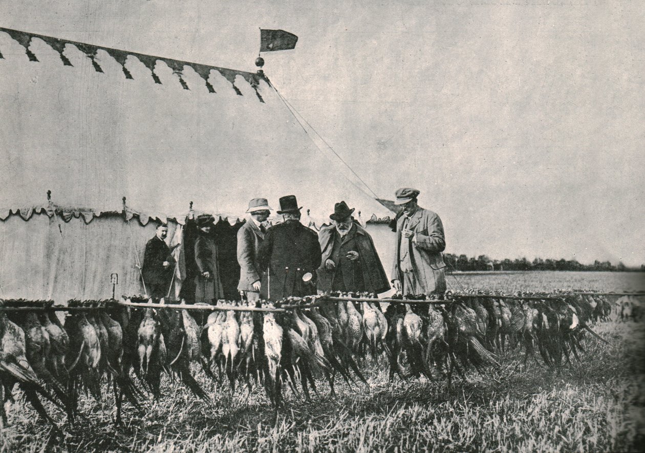 Król Edward VII sprawdzający torbę w Sherborne Estate, 1902, 1910. autorstwa Unbekannt