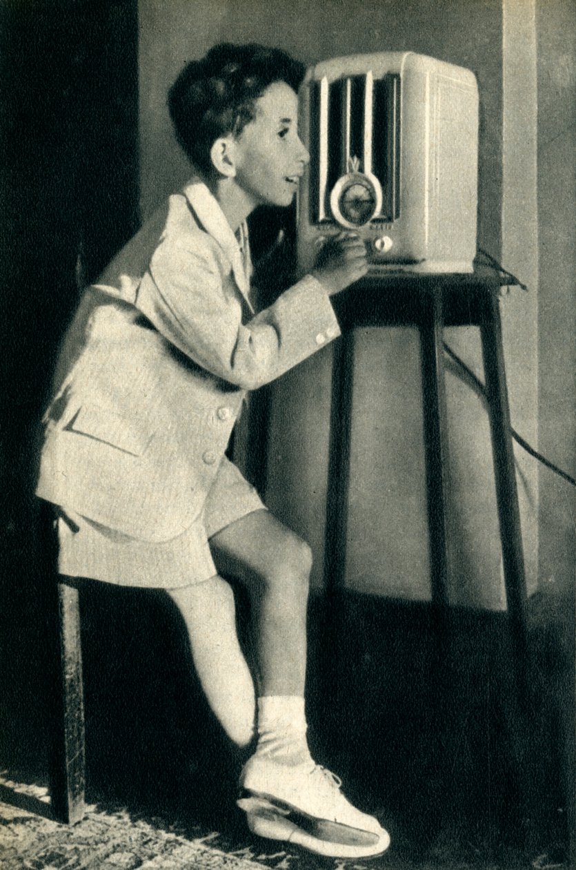 Król Faisal z Iraku słucha audycji przygotowanej na jego urodziny przez BBC, 1942 r. autorstwa Unbekannt
