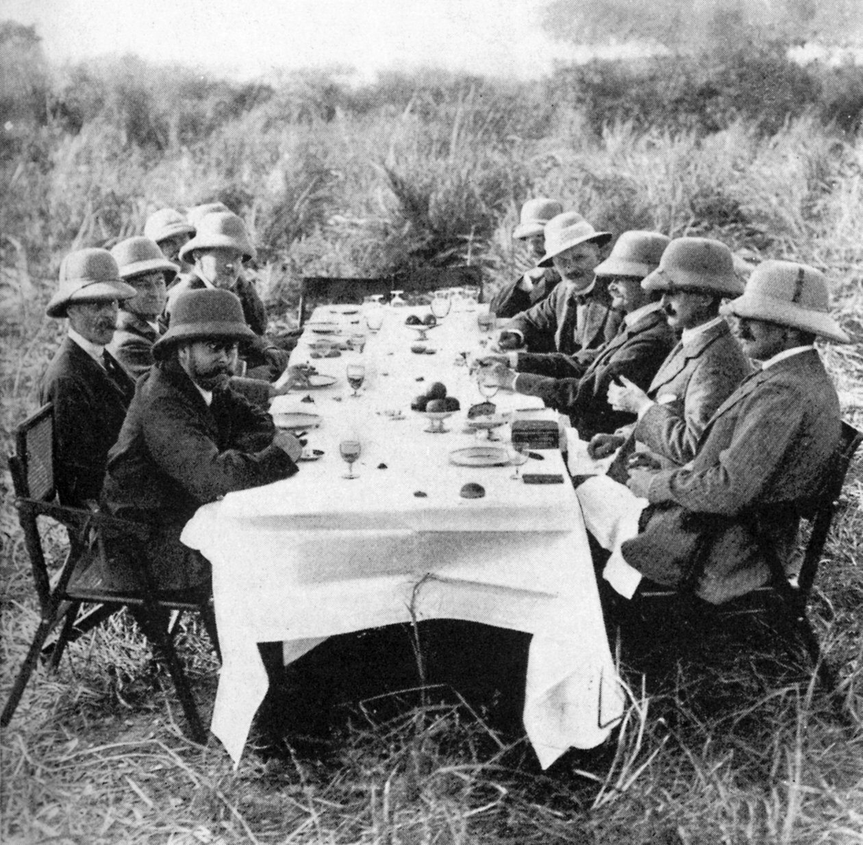 Król Jerzy V 1865-1936 jedzący obiad po polowaniu na tygrysy w Nepalu, 1911 1936 autorstwa Unbekannt