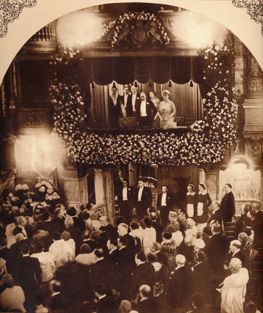 King George V i Queen Mary podczas Royal Command Variety Performance, lata 20. lub 30. 1935 autorstwa Unbekannt