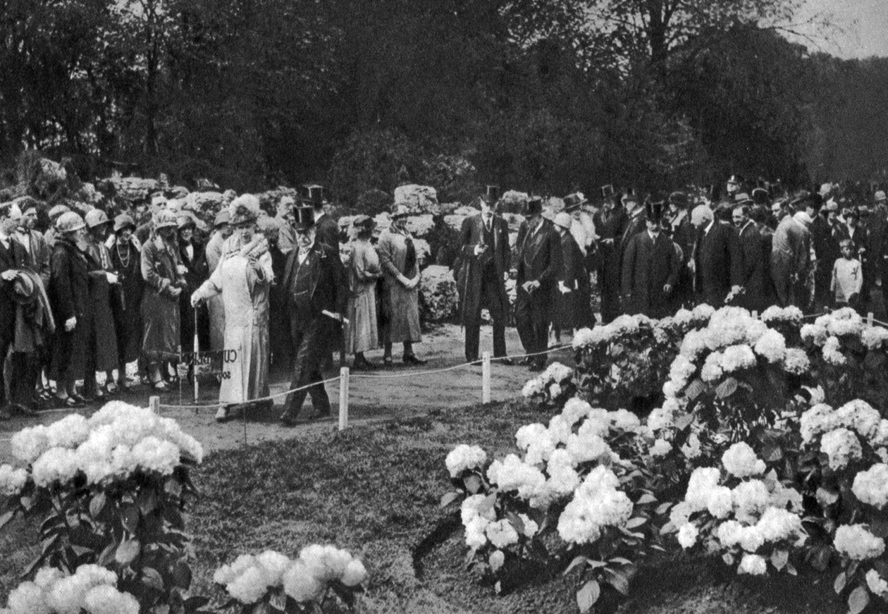 Król Jerzy V i Królowa Mary odwiedzają coroczny pokaz wiosennych kwiatów w Chelsea, Londyn, 1926-1927 autorstwa Unbekannt
