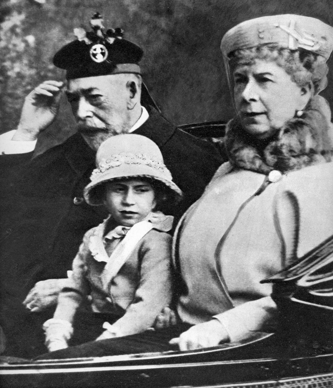 Król Jerzy V i królowa Maria z księżniczką Małgorzatą jadą do kościoła, Balmoral, ok. 1930 autorstwa Unbekannt