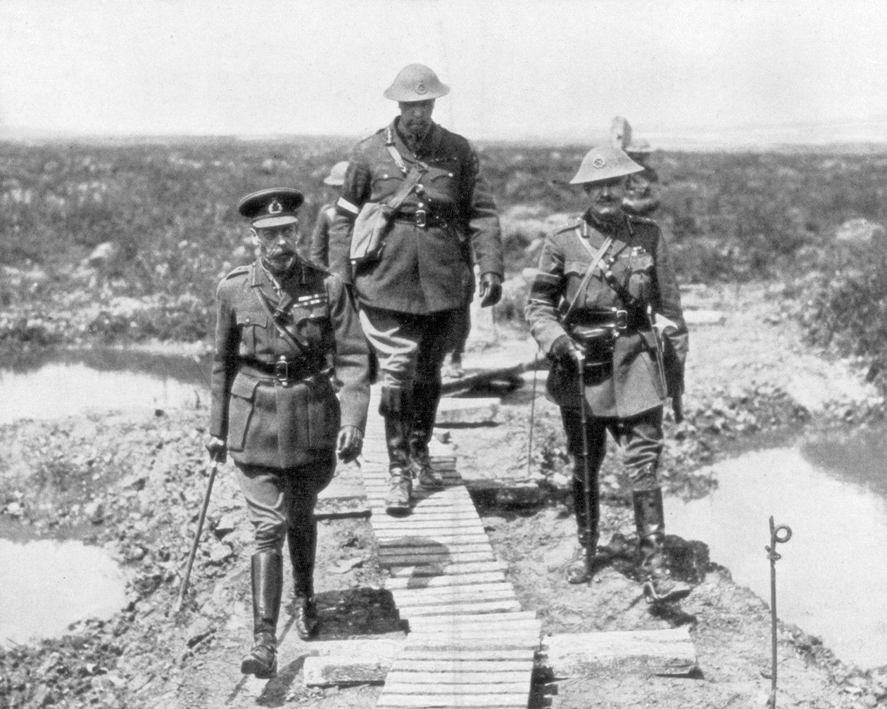 Król Jerzy V i kanadyjski generał Currie oglądają zdobyty teren w Vimy i Messines, 1917 autorstwa Unbekannt