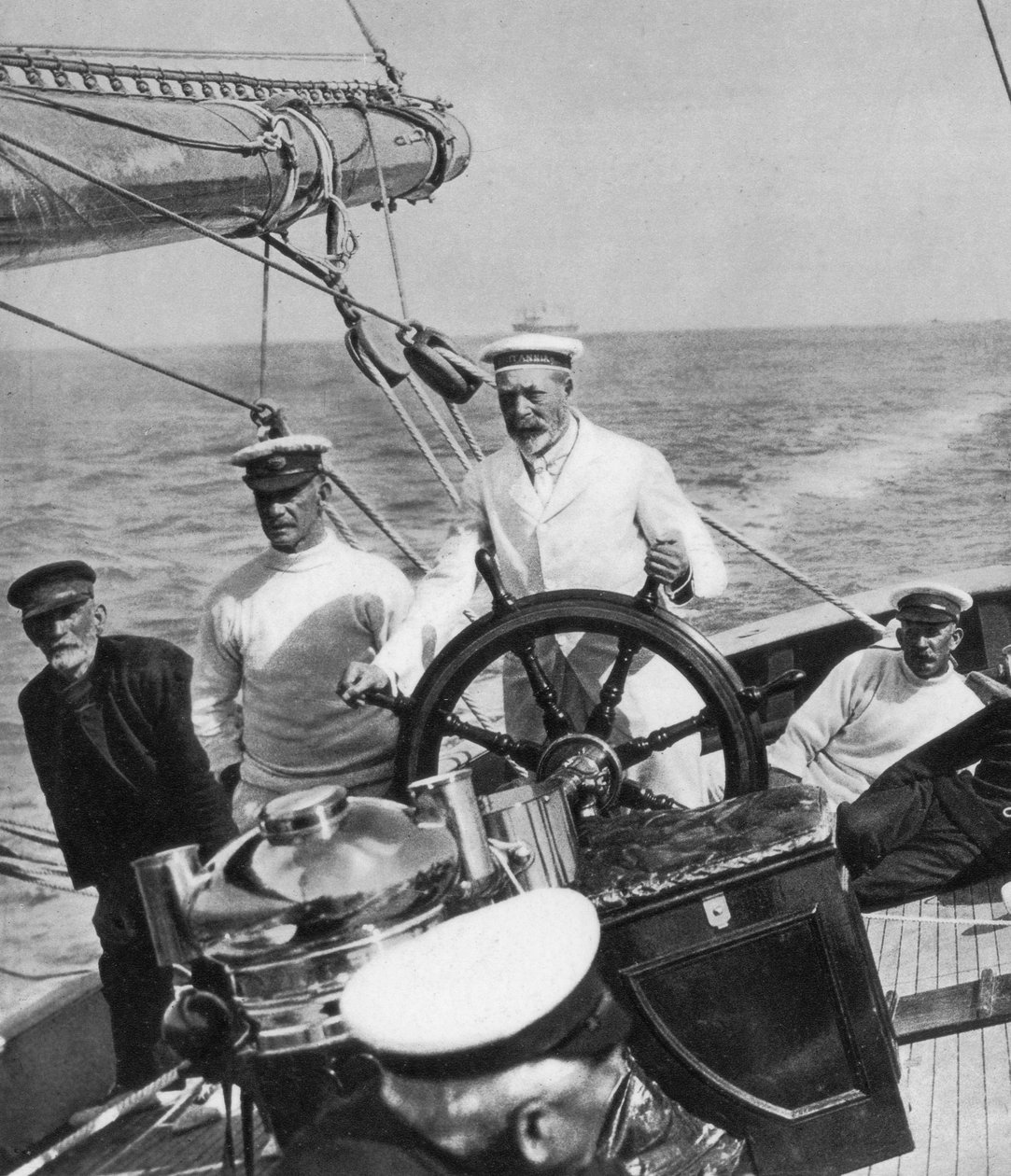 Król Jerzy V za sterami swojego jachtu Britannia, ok. 1930 autorstwa Unbekannt