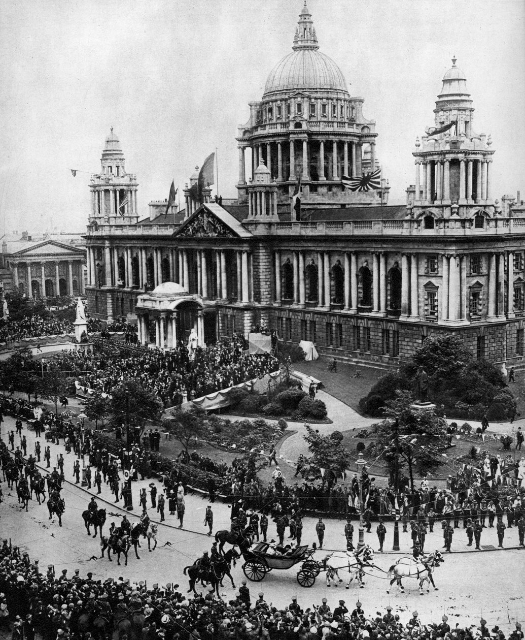 Król Jerzy V zmierzający do otwarcia pierwszego parlamentu Ulsteru w Belfaście, 1921, 1935 autorstwa Unbekannt