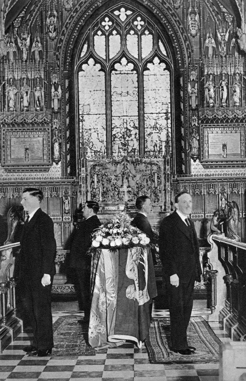 Król Jerzy V leżący w stanie, kościół św Marii Magdaleny, Sandringham, Norfolk, styczeń 1936 autorstwa Unbekannt